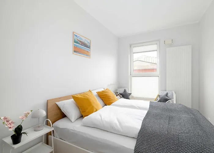 Lejlighed Red And Grey For 8 People In With Parking By Renters