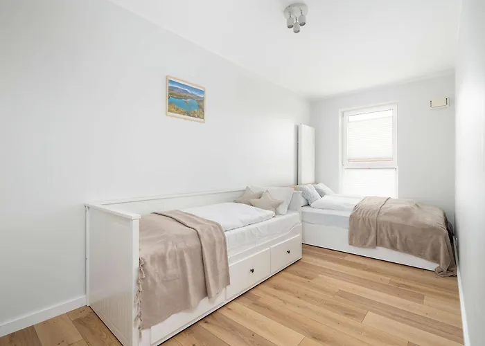 Red And Grey For 8 People In With Parking By Renters Lejlighed Poznań