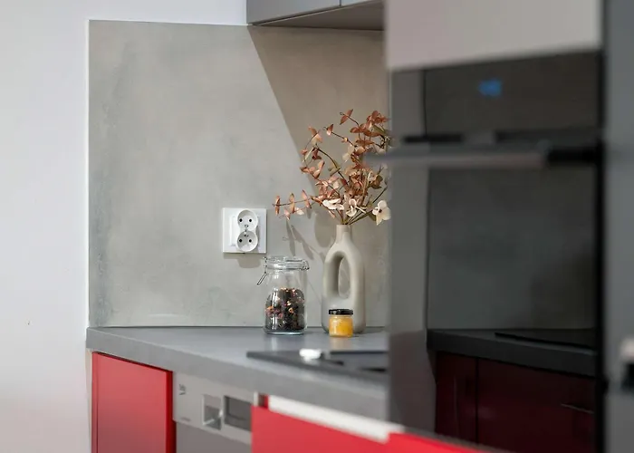 Red And Grey For 8 People In With Parking By Renters Lejlighed Poznań