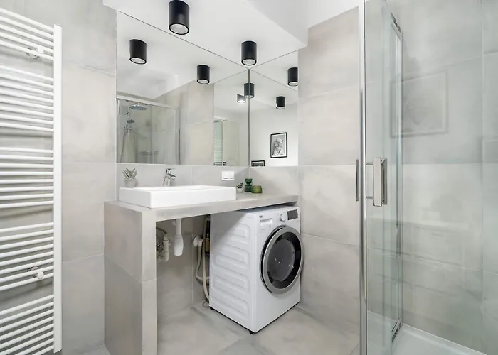 Lejlighed Red And Grey For 8 People In With Parking By Renters Poznań