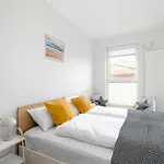 Lägenhet Red And Grey For 8 People In With Parking By Renters