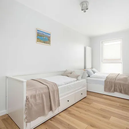 Red And Grey For 8 People In With Parking By Renters Apartamento Poznań