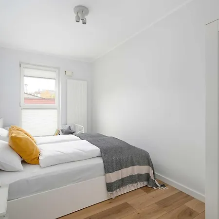 Red And Grey For 8 People In With Parking By Renters Apartamento Poznań