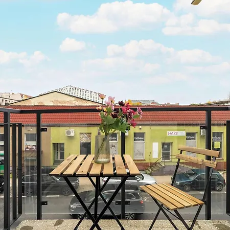 Red And Grey For 8 People In With Parking By Renters Apartamento