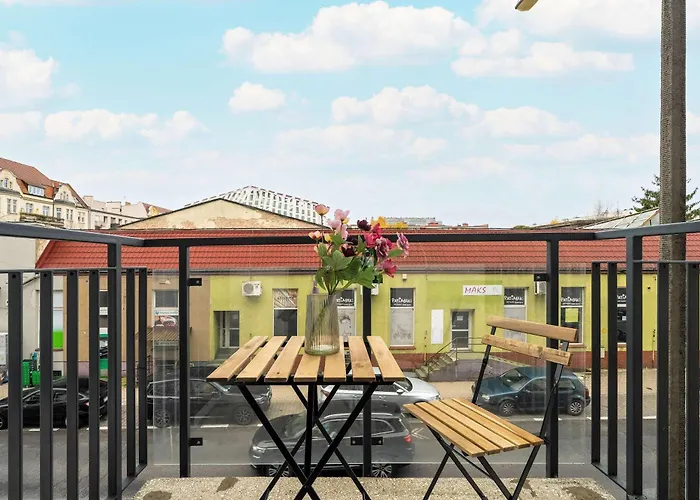 Red And Grey For 8 People In With Parking By Renters Apartmán